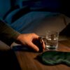 Flacon de CBD partiellement visible sur une table de chevet