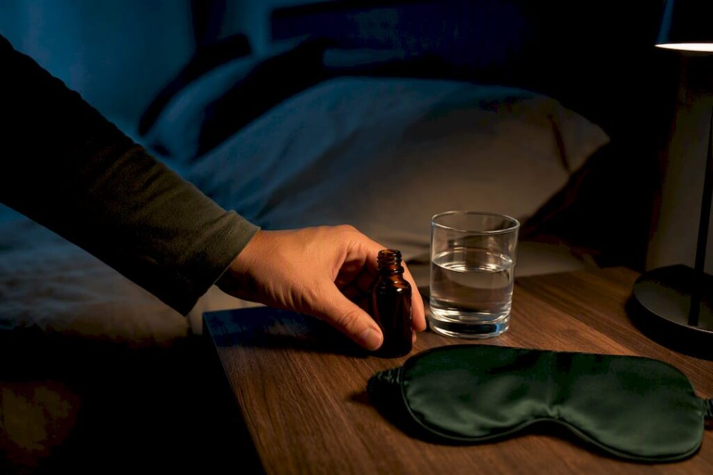 Flacon de CBD partiellement visible sur une table de chevet