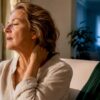 Femme qui ressent une vague de chaleur