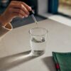 Consommation modérée de CBD avec un verre d’eau