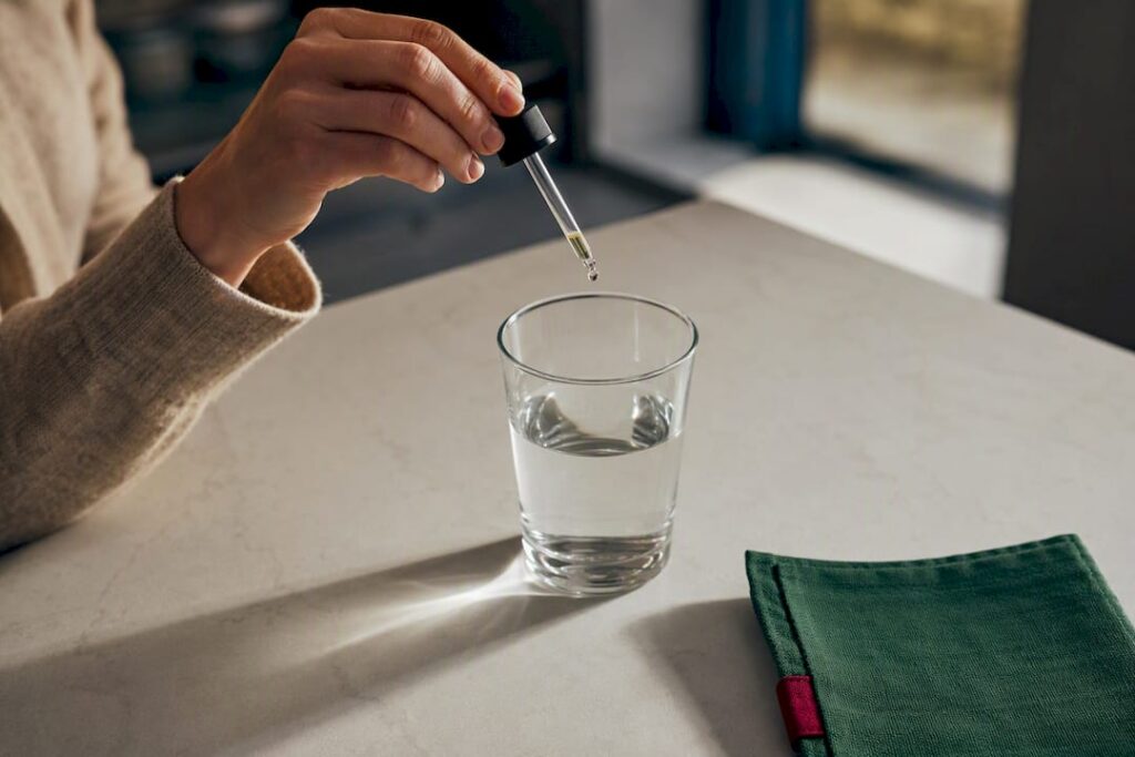 Consommation modérée de CBD avec un verre d’eau