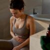 Femme éprouvant des douleurs menstruelles