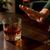 Verre d’alcool et flacon de CBD recadrés