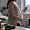Femme enceinte devant un flacon de CBD non identifié