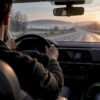 Conducteur tenant le volant sur une route en France