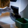 Échantillon d'urine analysé en laboratoire