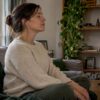 Femme respirant paisiblement avec de l’huile de CBD