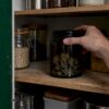 Fleurs de CBD stockées dans un bocal en verre teinté