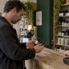 Un client qui compare deux flacons d’huile de CBD
