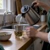 Infusion de CBD en train de se préparer dans une tasse